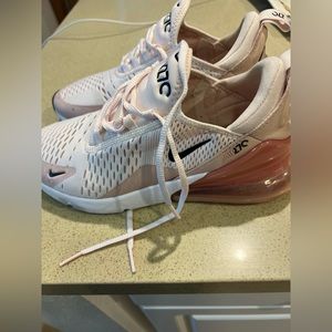 Nike light pink air max 270